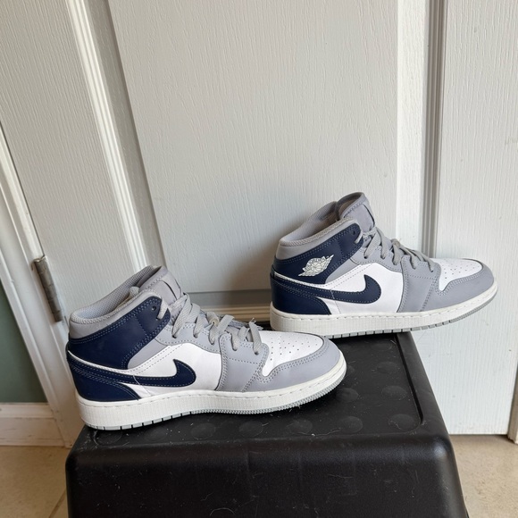 Jordan 1 Mid Junior Y5 Shoes midnight Blue wolf Gray Trainers Sneakers - Picture 2 of 5